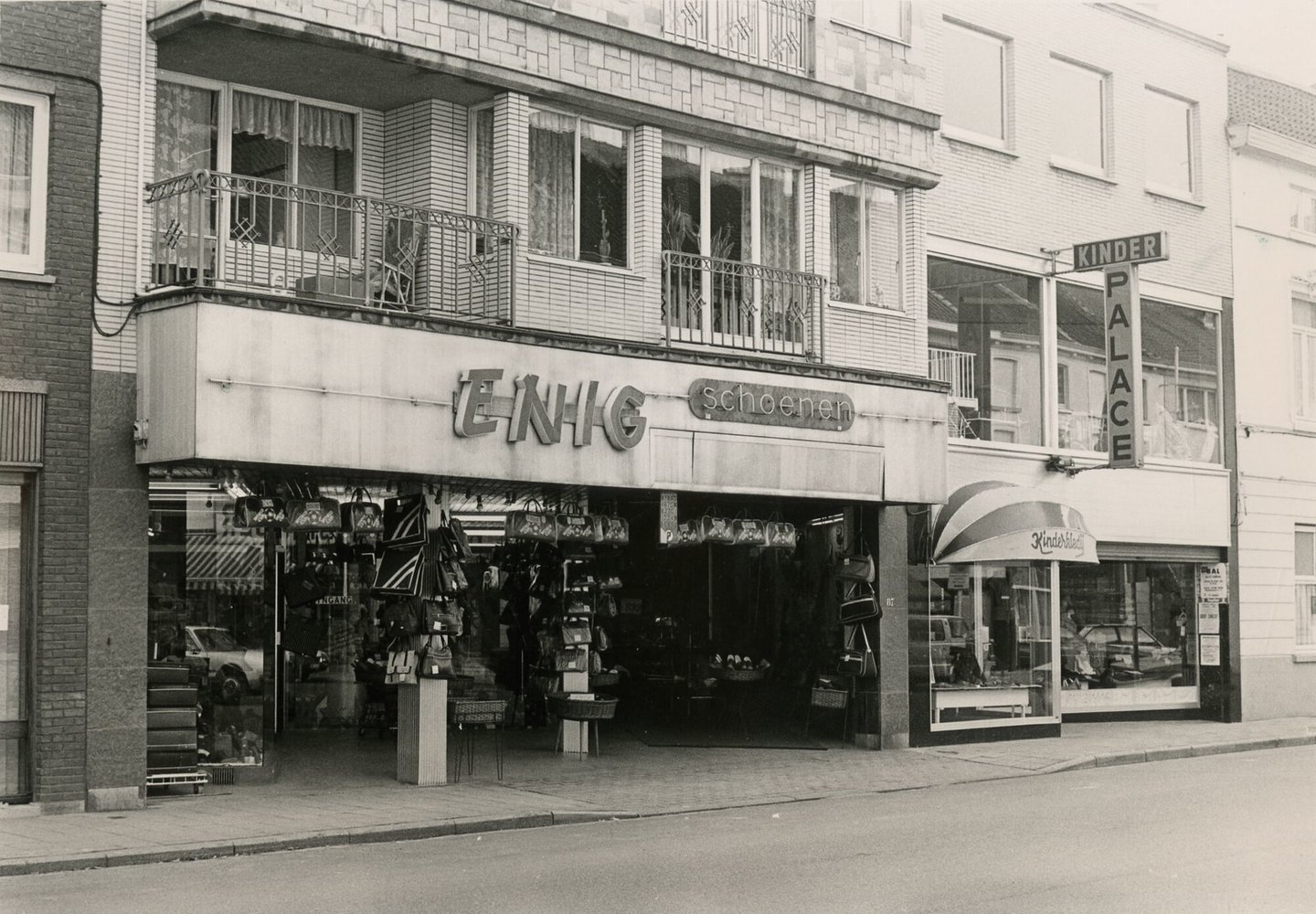 Etalage van schoenwinkel Enig en kledingwinkel Kinder Palace in Gent