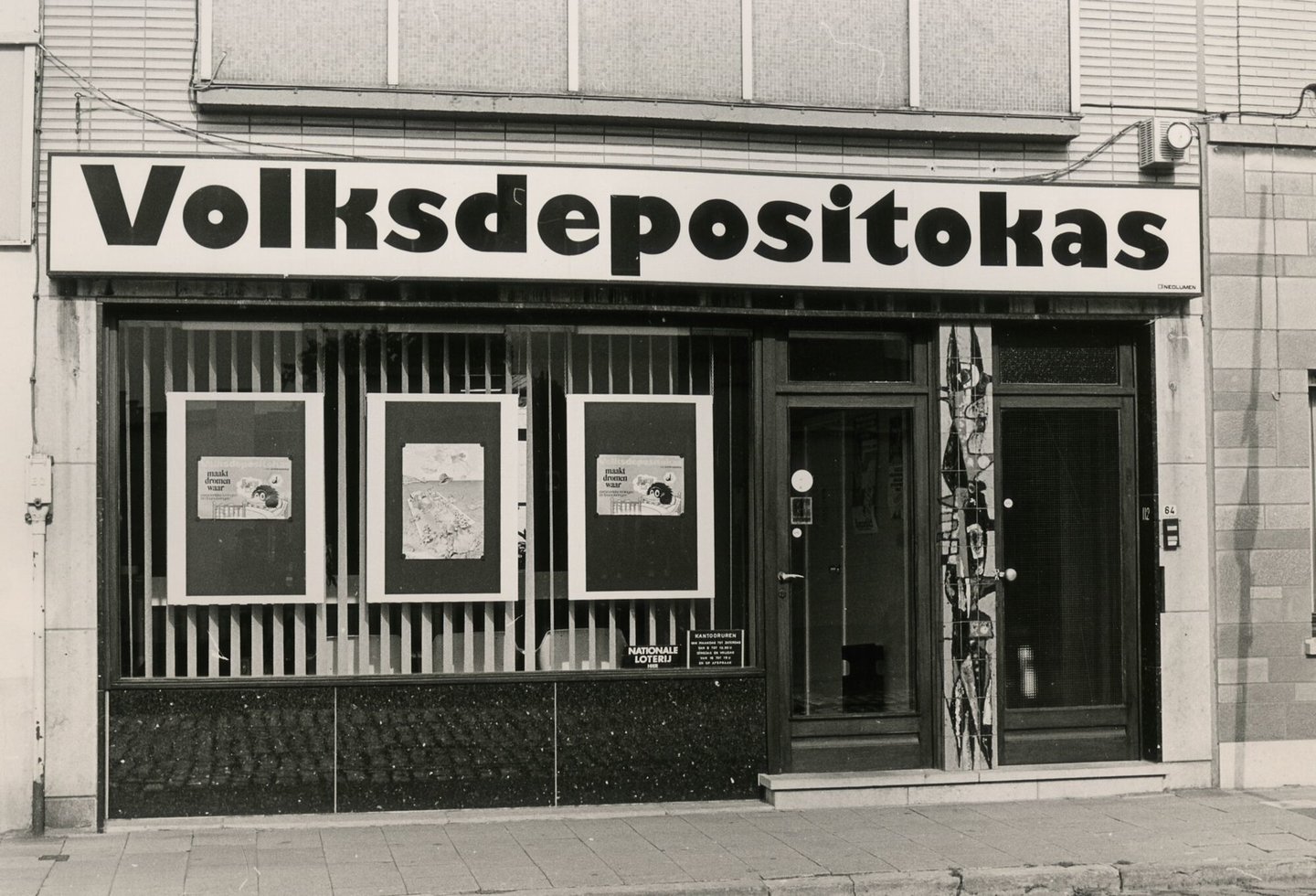 Etalage van een Volksdepositokas bankkantoor in Gent