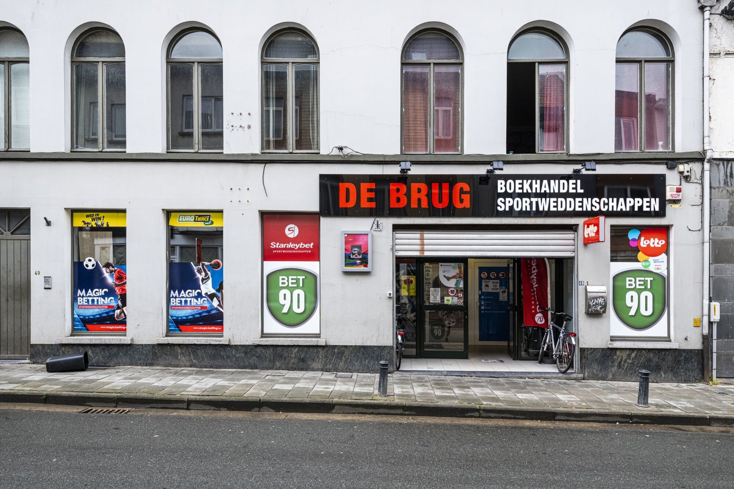 Gevel van boekhandel en sportweddenschappen De Brug in Gent