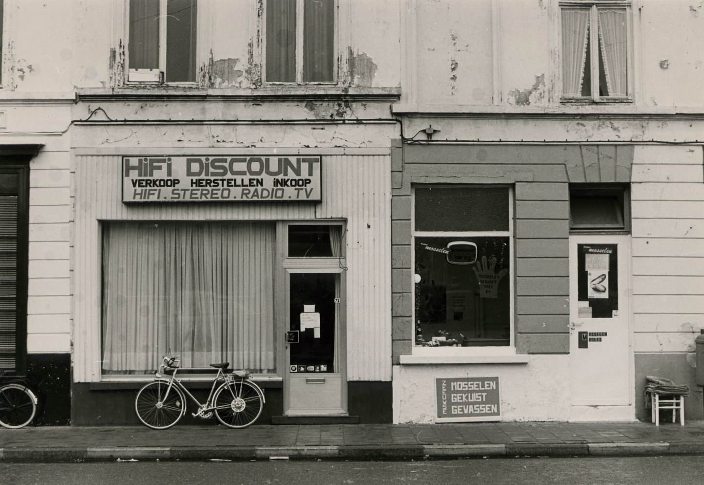Etalage van elektrozaak Hifi discount en een mosselhandel in Gent