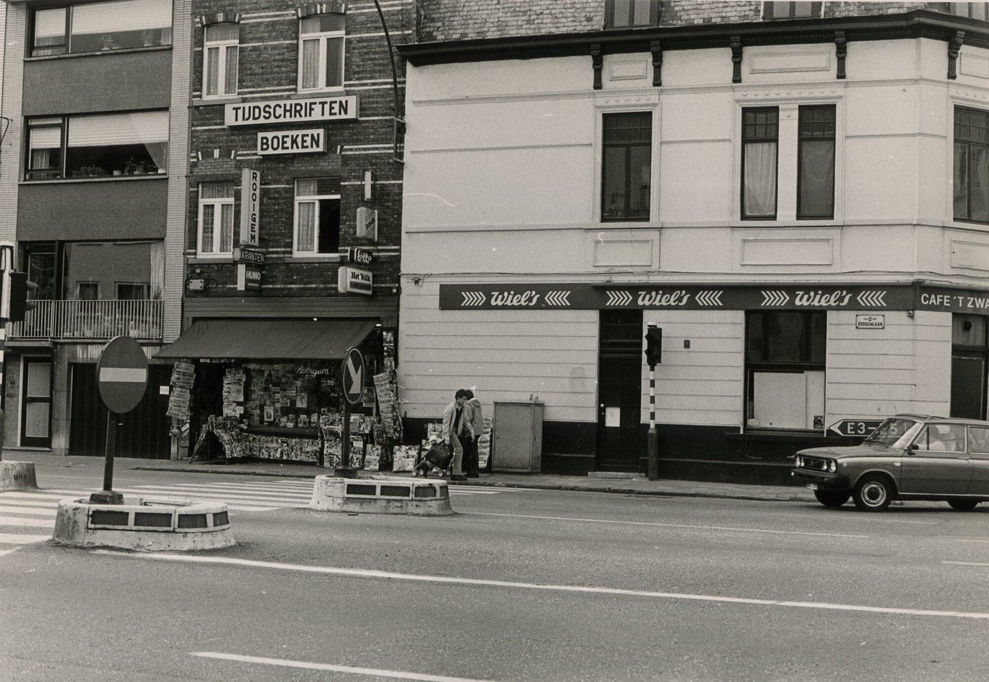 Straatbeeld met een krantenwinkel en café in Gent