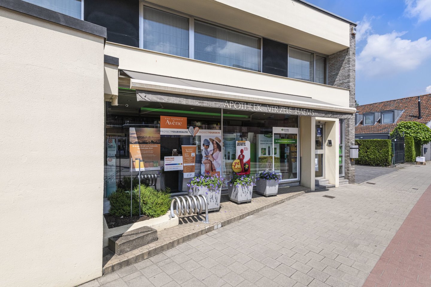 Etalage van apotheek Verzele-Haems in Zwijnaarde