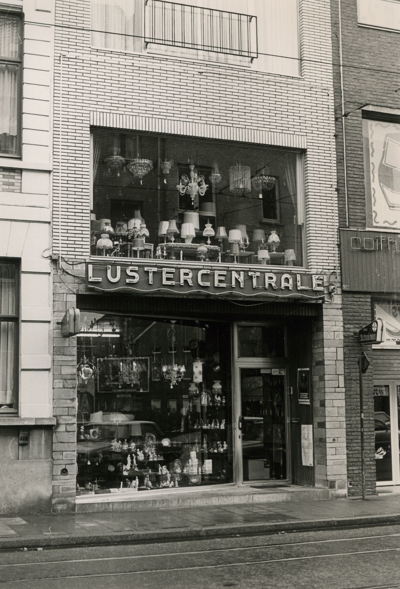 Etalage van verlichtingswinkel Lustercentrale in Gent