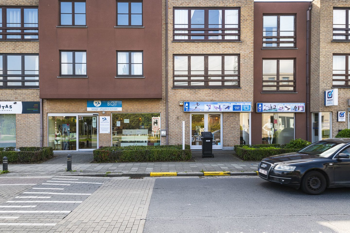 Etalage van B.O.T., een winkel van orthopedische en paramedische artikelen in Wondelgem