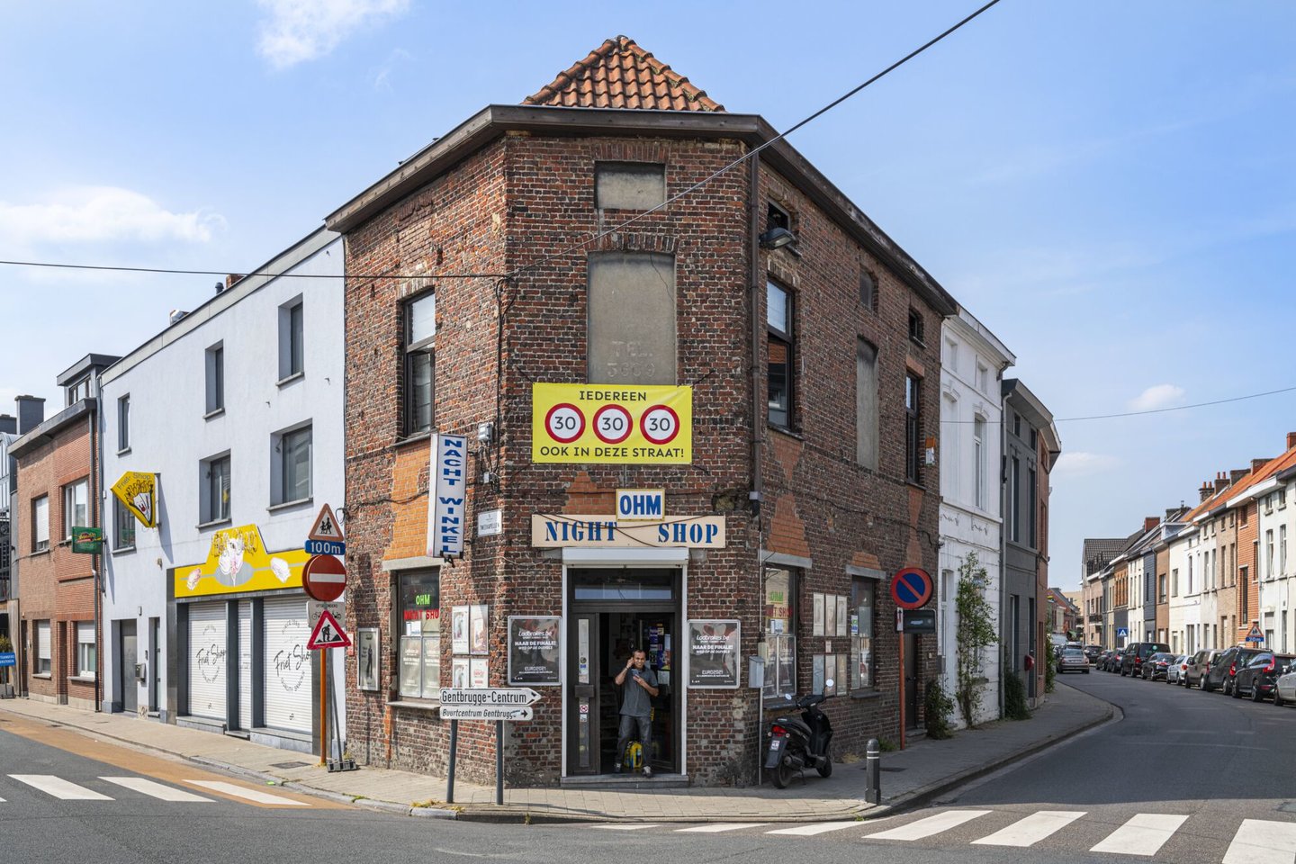 Etalage van een nachtwinkel in Gent