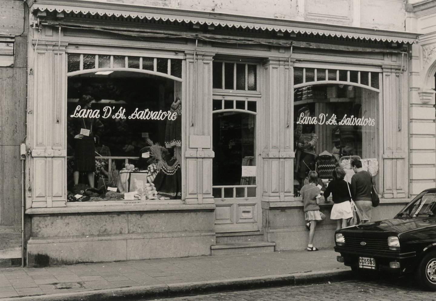 Etalage van kledingwinkel Lana D' St. Salvatore in Gent
