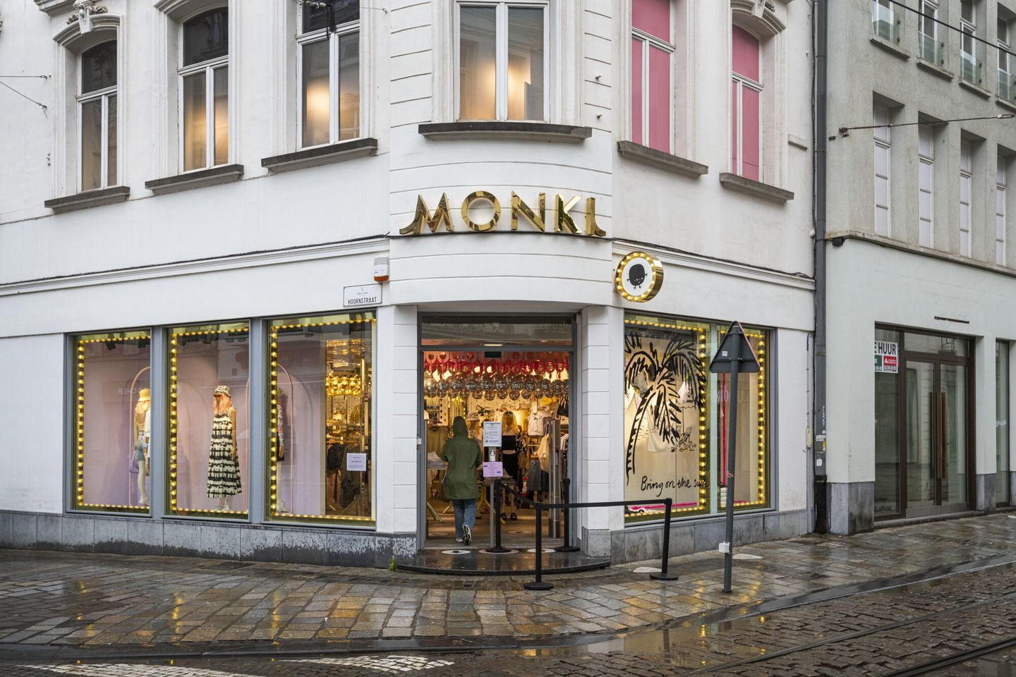 Etalage van kledingwinkel Monki in Gent