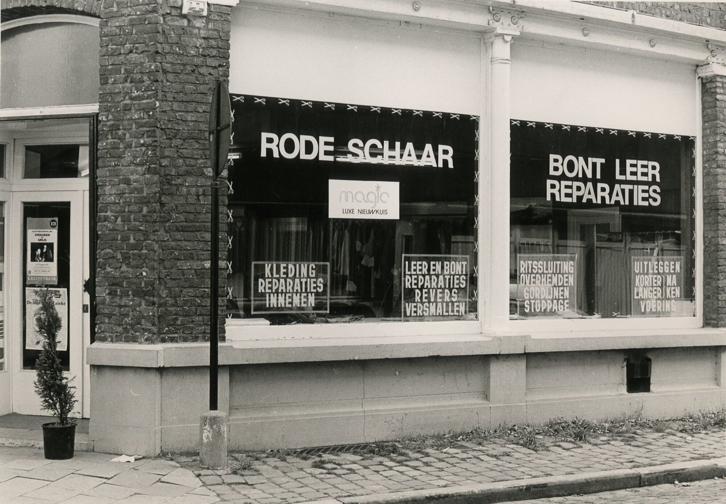 Etalage van naaiwinkel Rode Schaar Gent