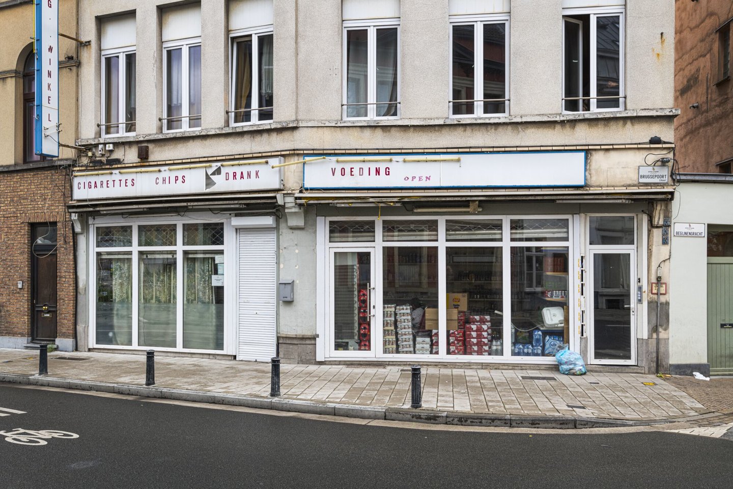 Etalage van Lakhvir, een winkel van algemene voeding in Gent