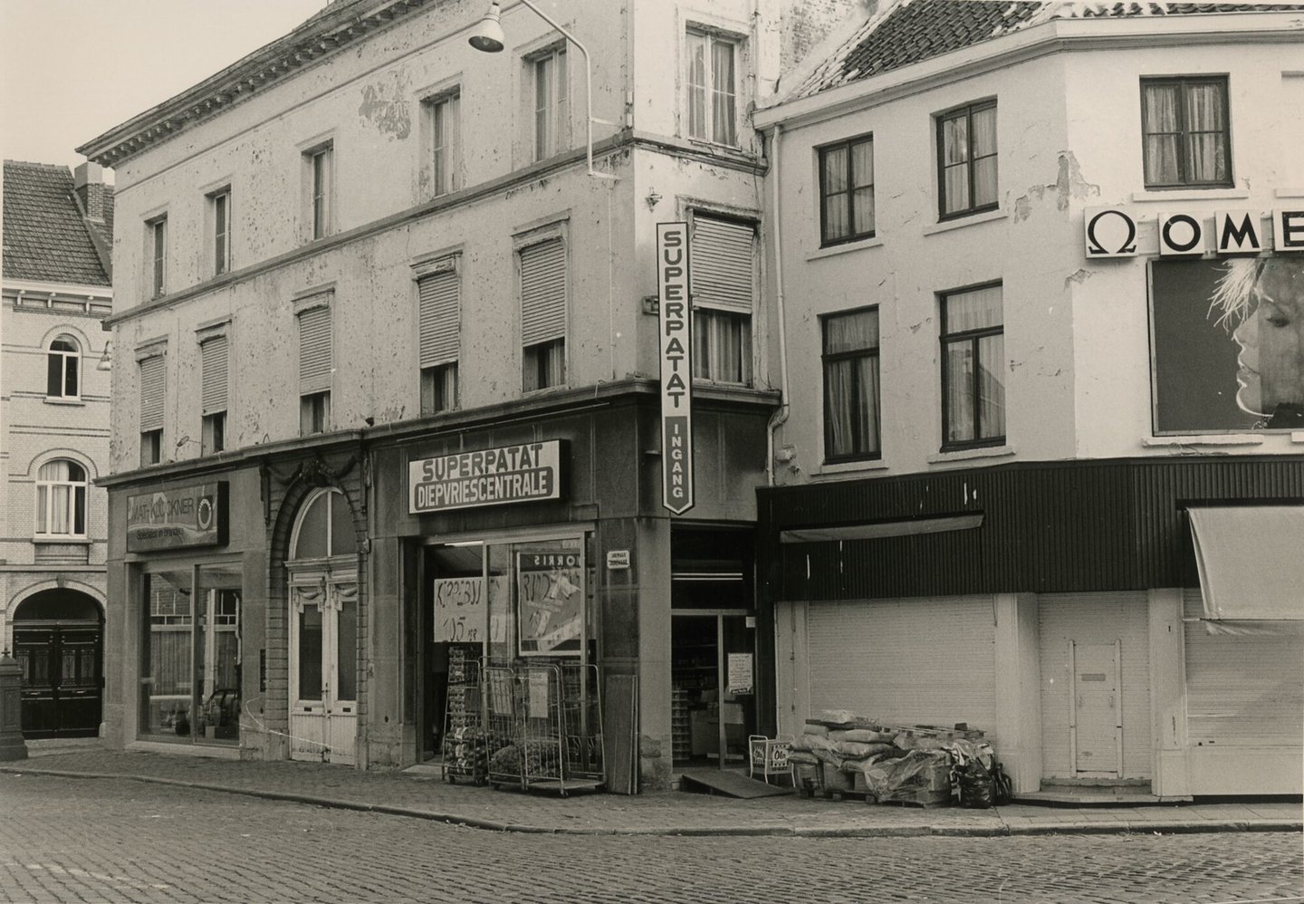 Etalage van diepvriescentrale Superpatat in Gent