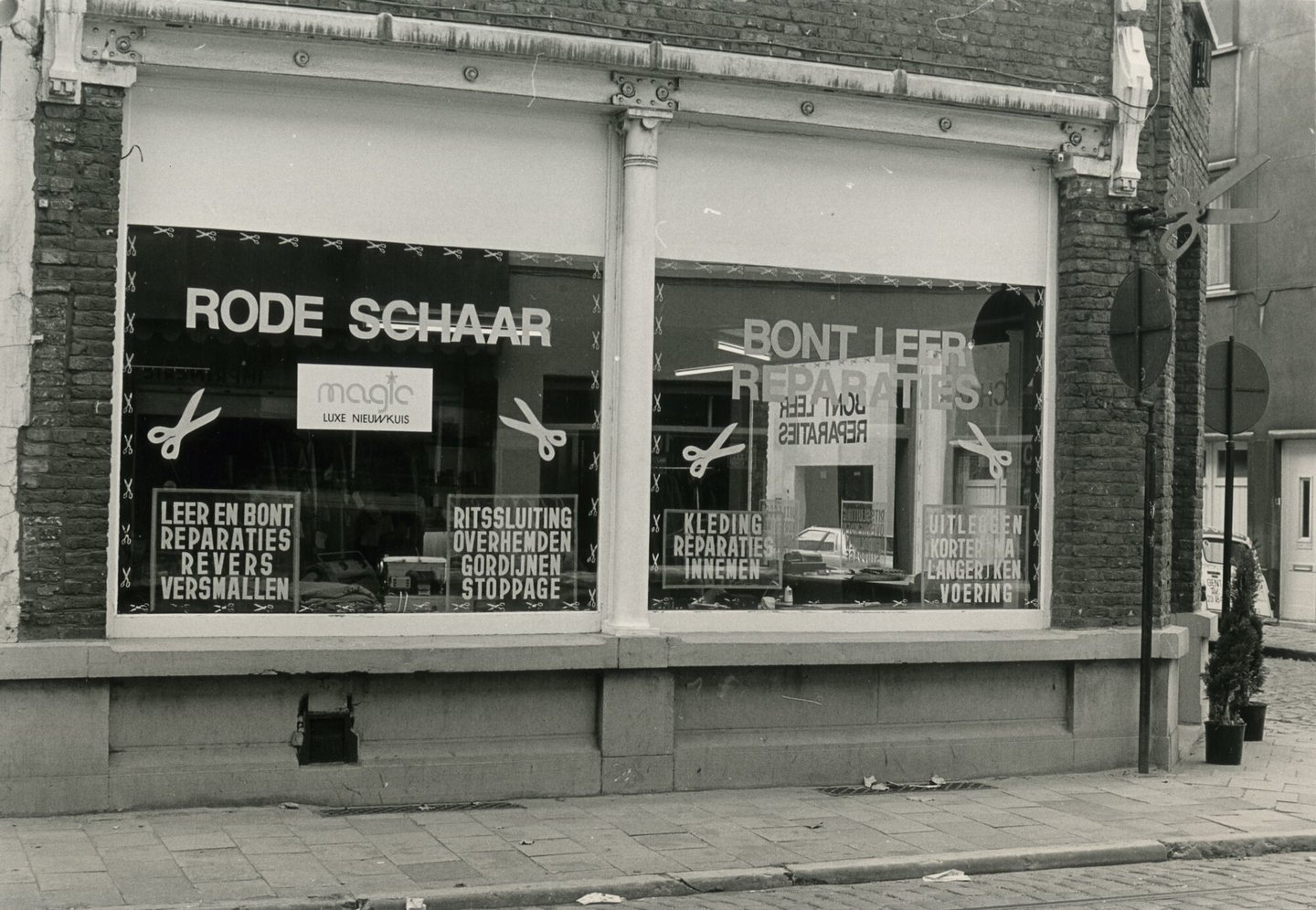 Etalage van naaiwinkel Rode Schaar Gent