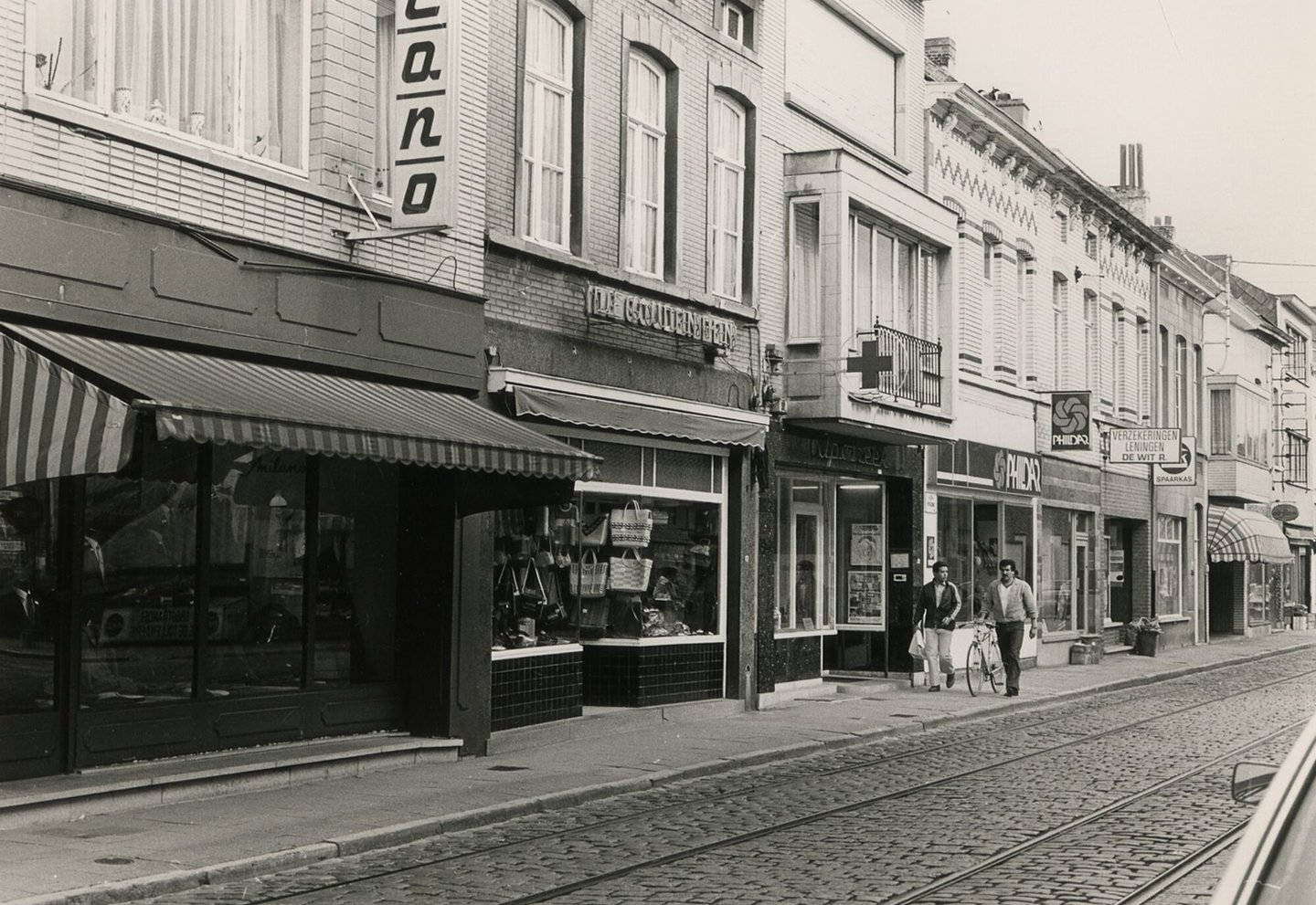 Straatbeeld met woningen en winkels in Gent