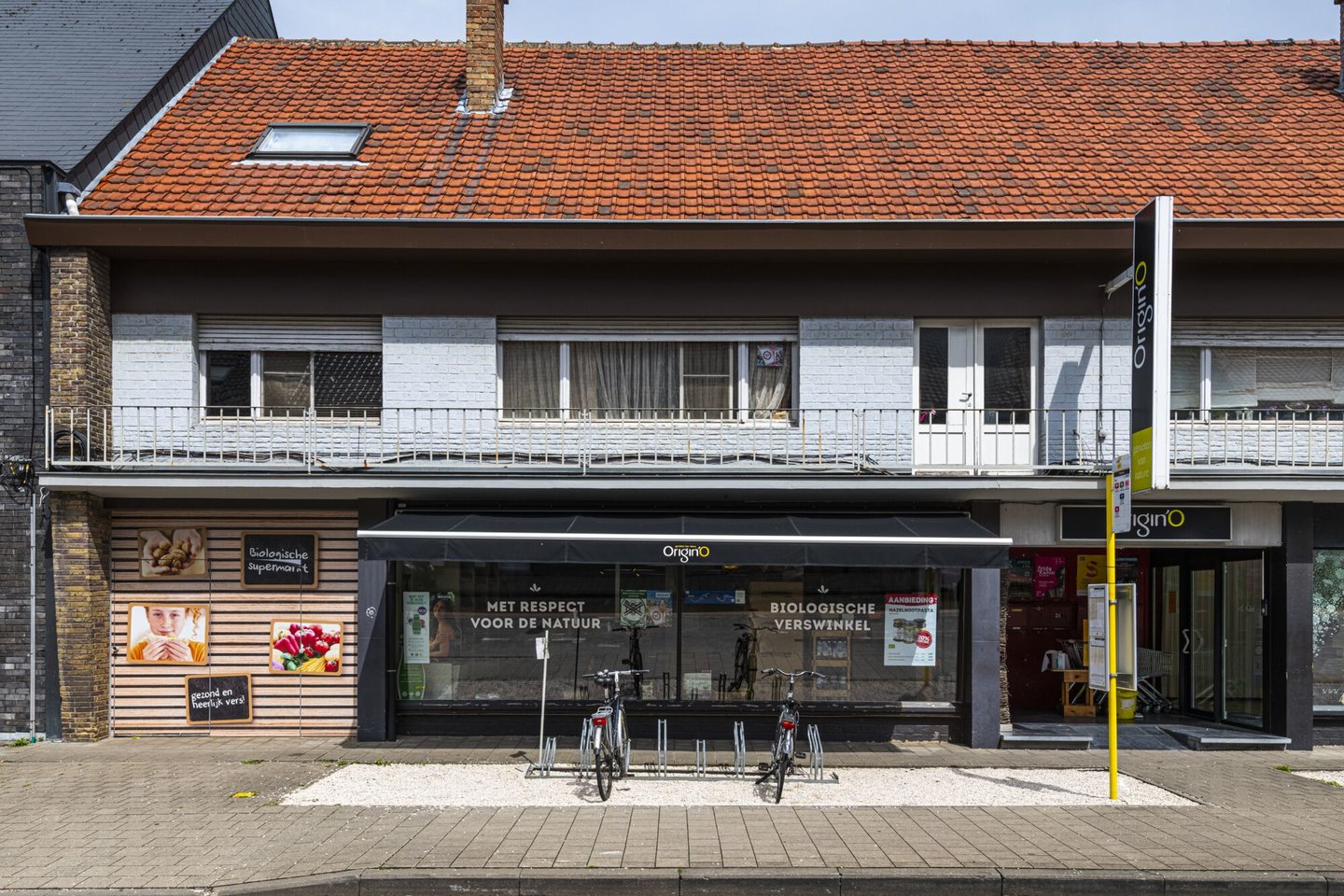 Etalage van Origin'O, een biologische verswinkel in Drongen