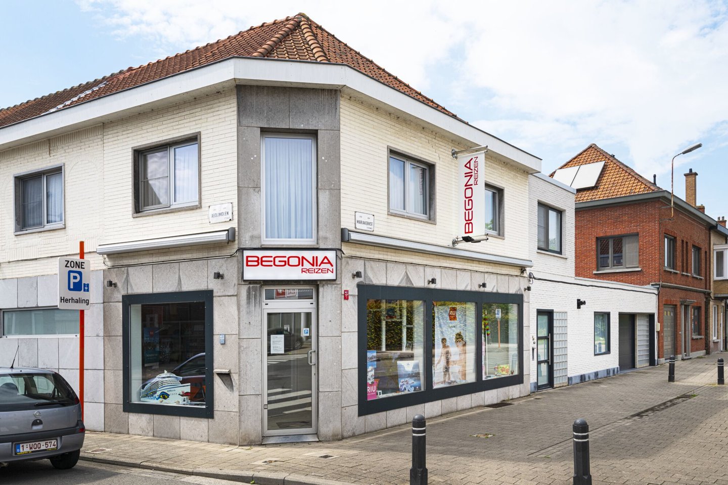 Etalage van reisbureau Begonia reizen in Drongen