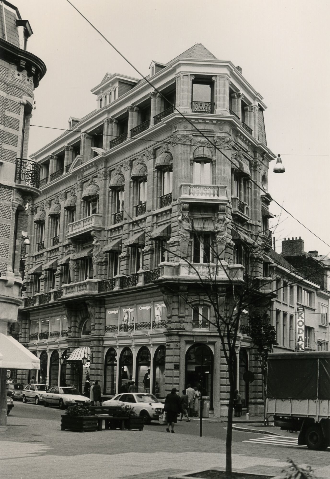 Etalage van kledingwinkel Courèges in Gent