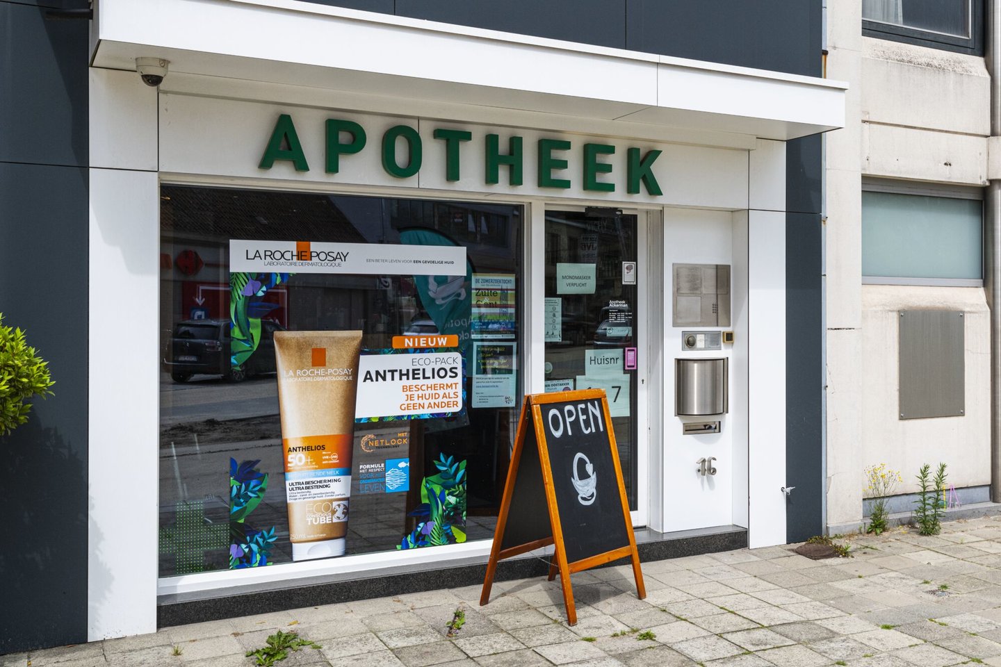Etalage van apotheek Ackerman in Oostakker