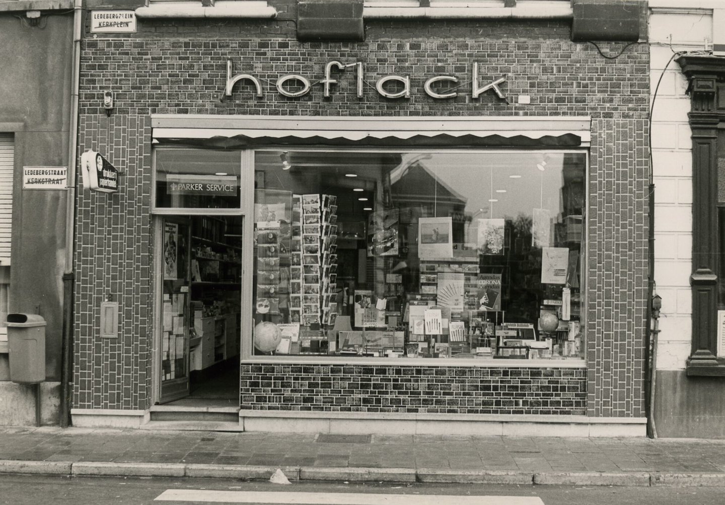 Etalage van drukkerij en papierhandel Hoflack in Gent