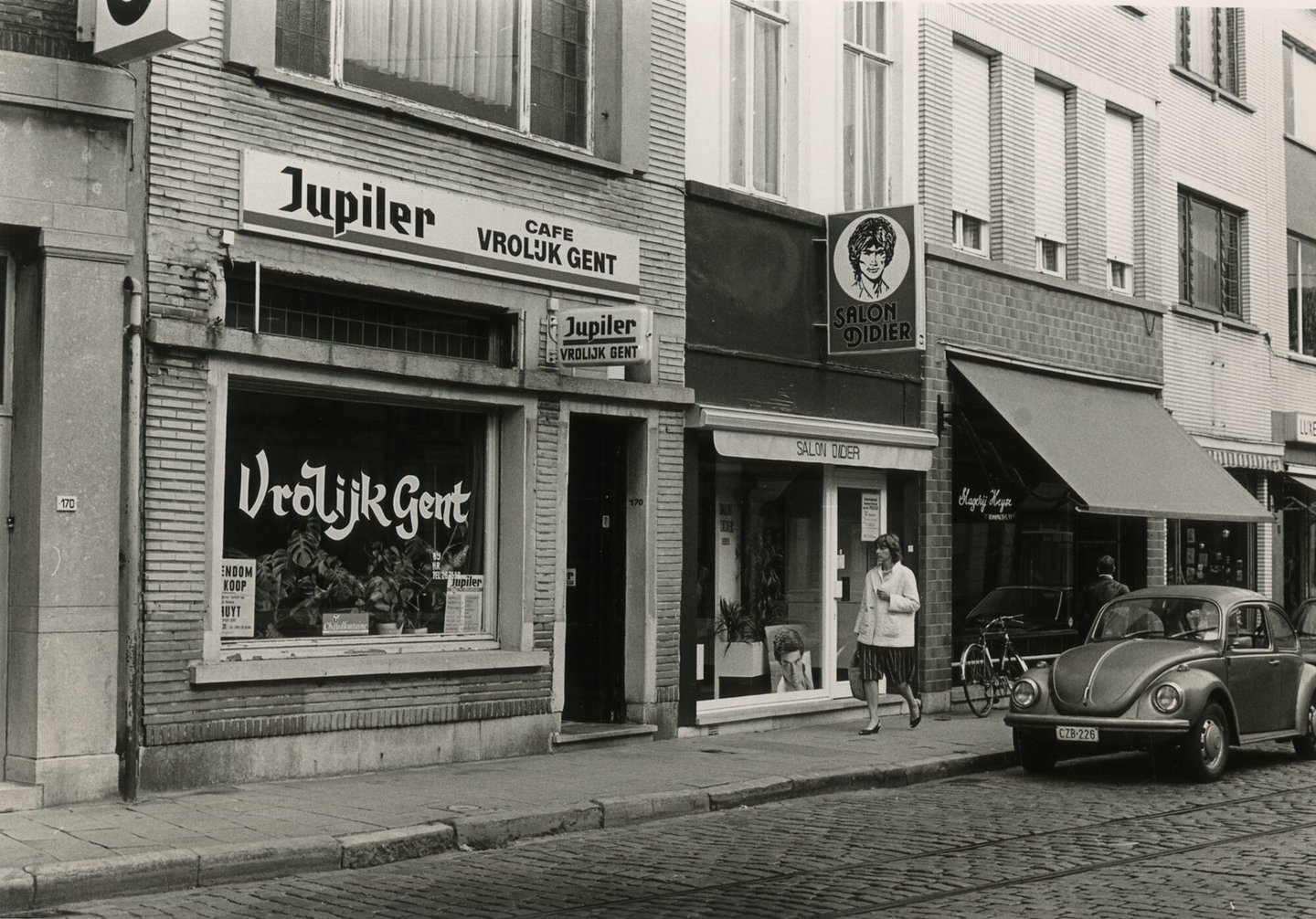 Straatbeeld met winkels en café Vrolijk in Gent