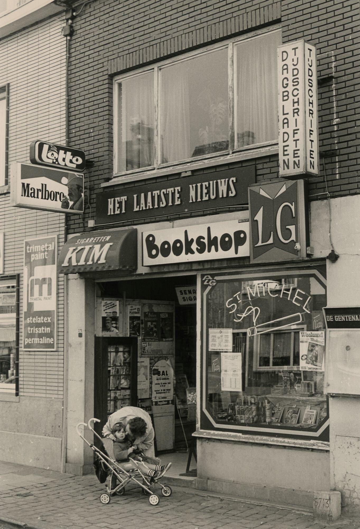 Etalage van een dagbladhandel in Gent