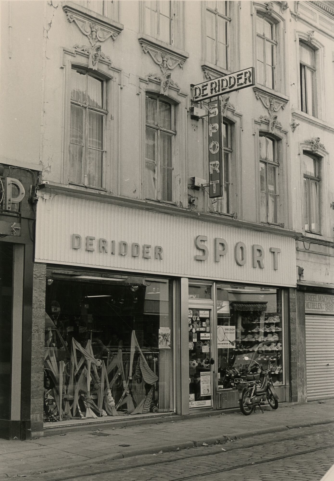 Etalage van een winkel van sportartikelen De Ridder in Gent