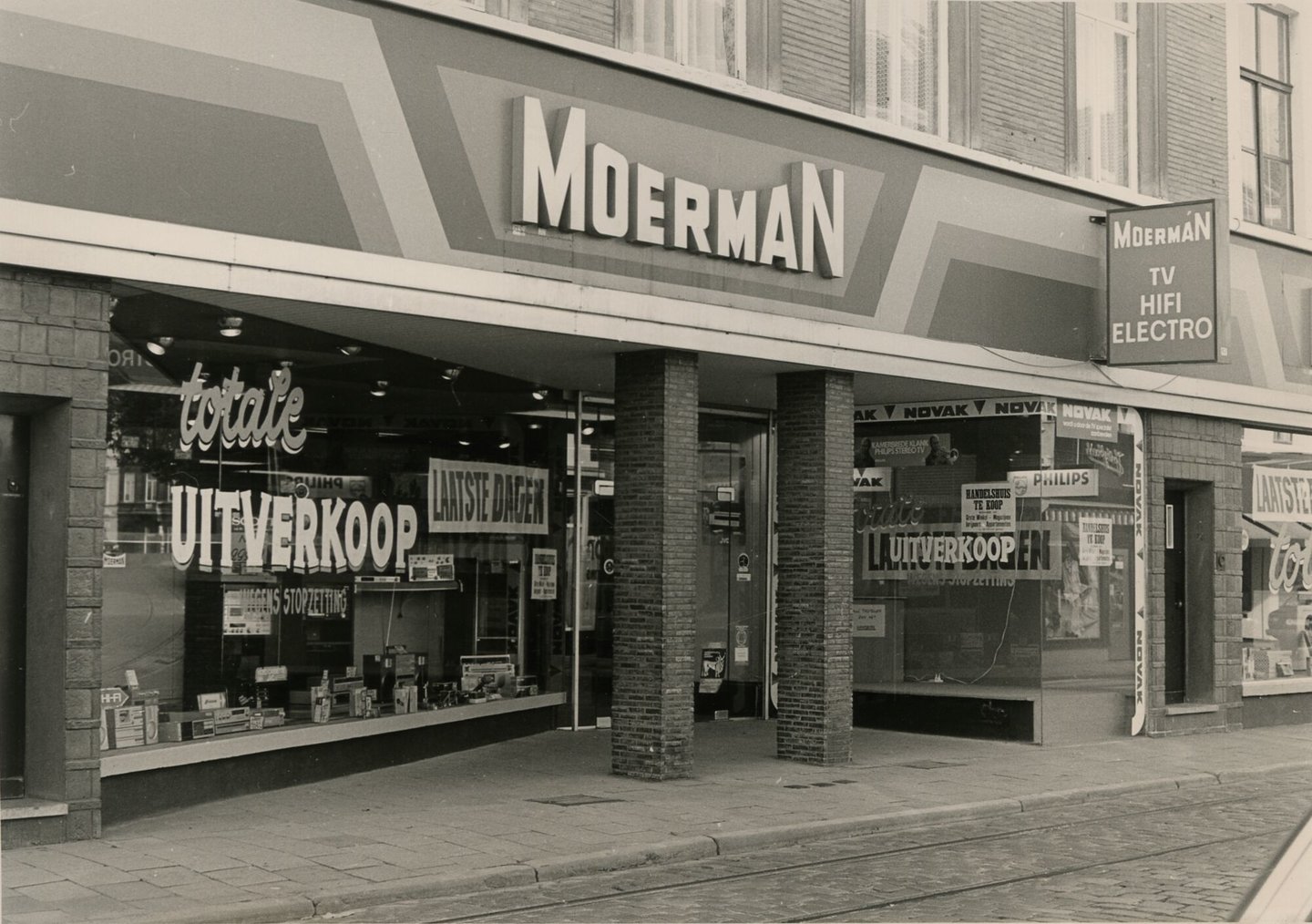 Etalage van elektrozaak Moerman in Gent
