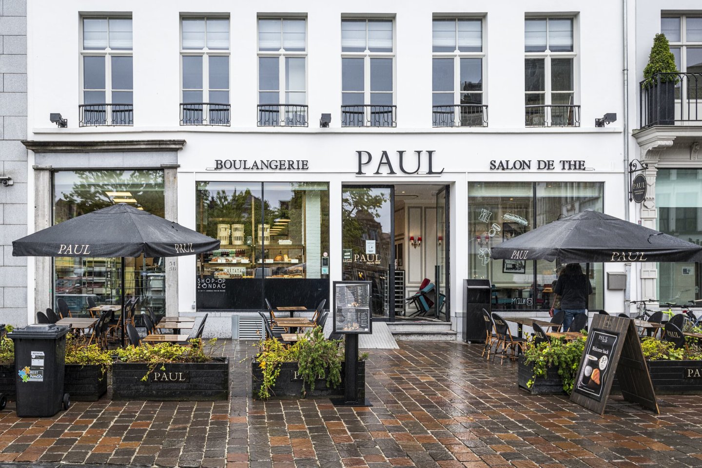 Etalage en terras van Boulangerie Paul in Gent