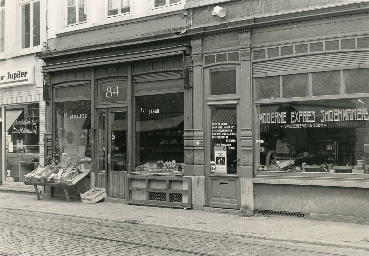 Straatbeeld met etalage van fruit en groentewinkel Ali Sahan en schoenmakerij Moderne Expres - Vandermeersch en zoon in Gent