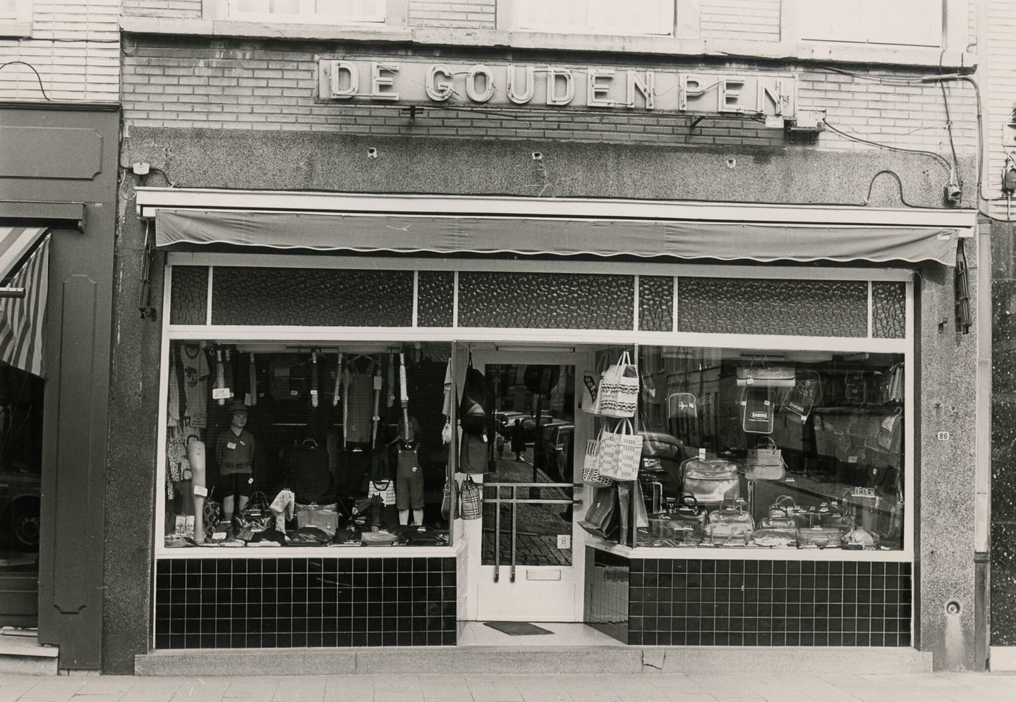 Etalage van kledingwinkel en accessoires De Gouden Pen in Gent
