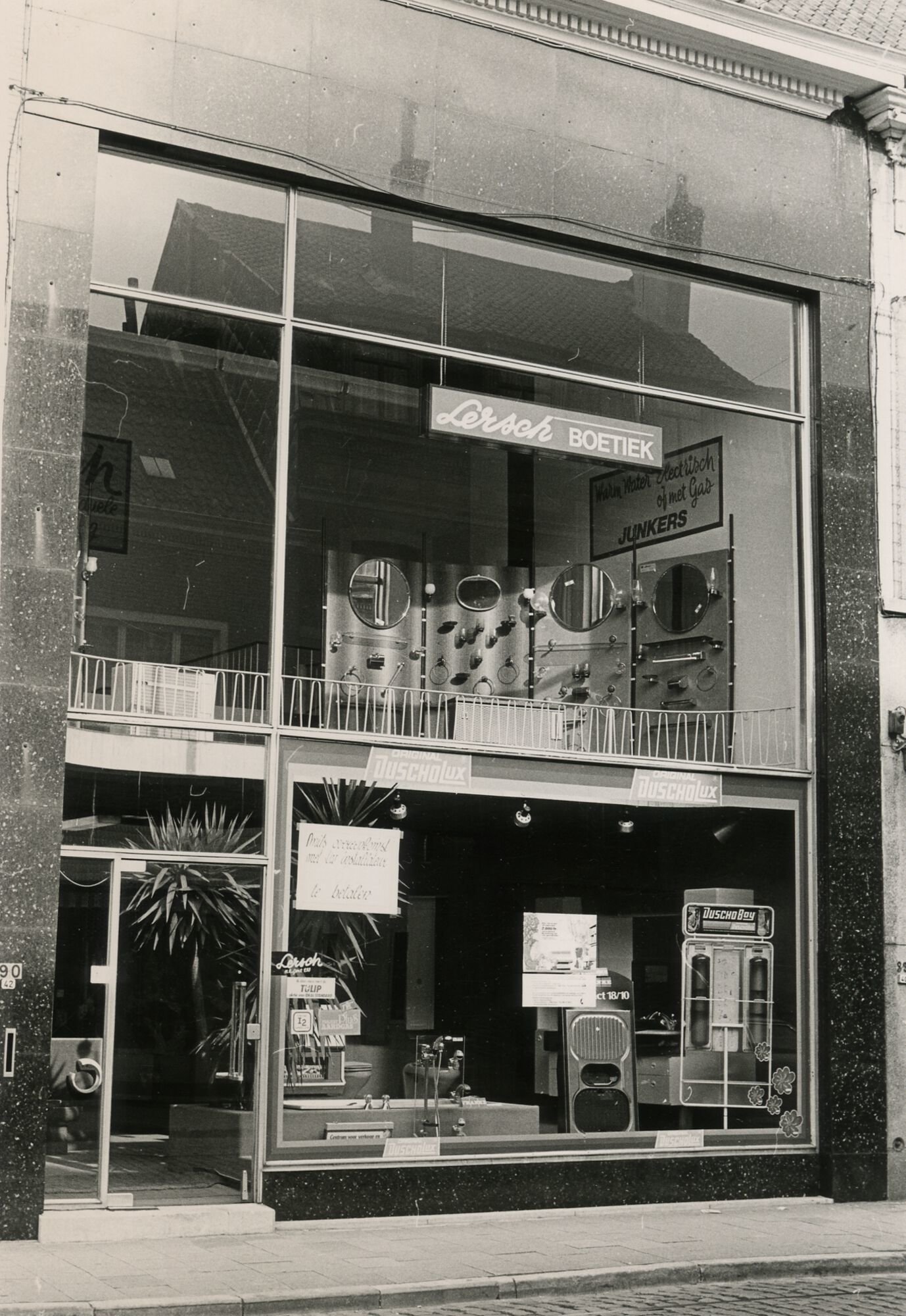 Etalage van Lersch, een winkel van sanitair in Gent