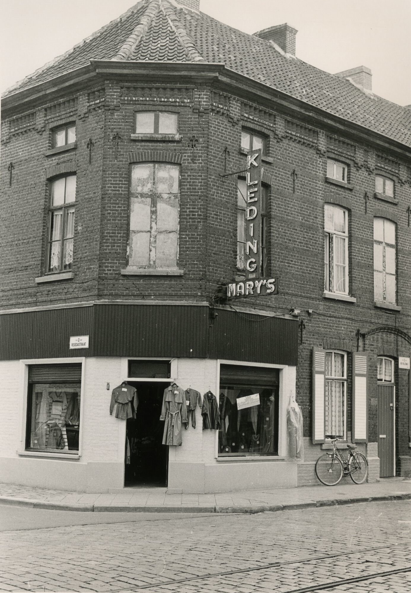 Etalage van kledingwinkel Mary's in Gent