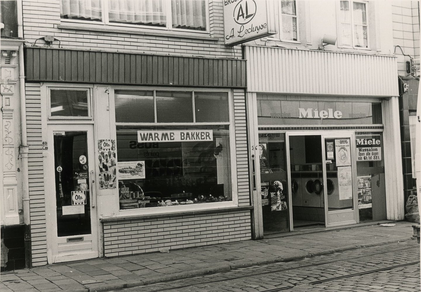 Etalage van bakkerij Lecluyse en  een wassalon in Gent