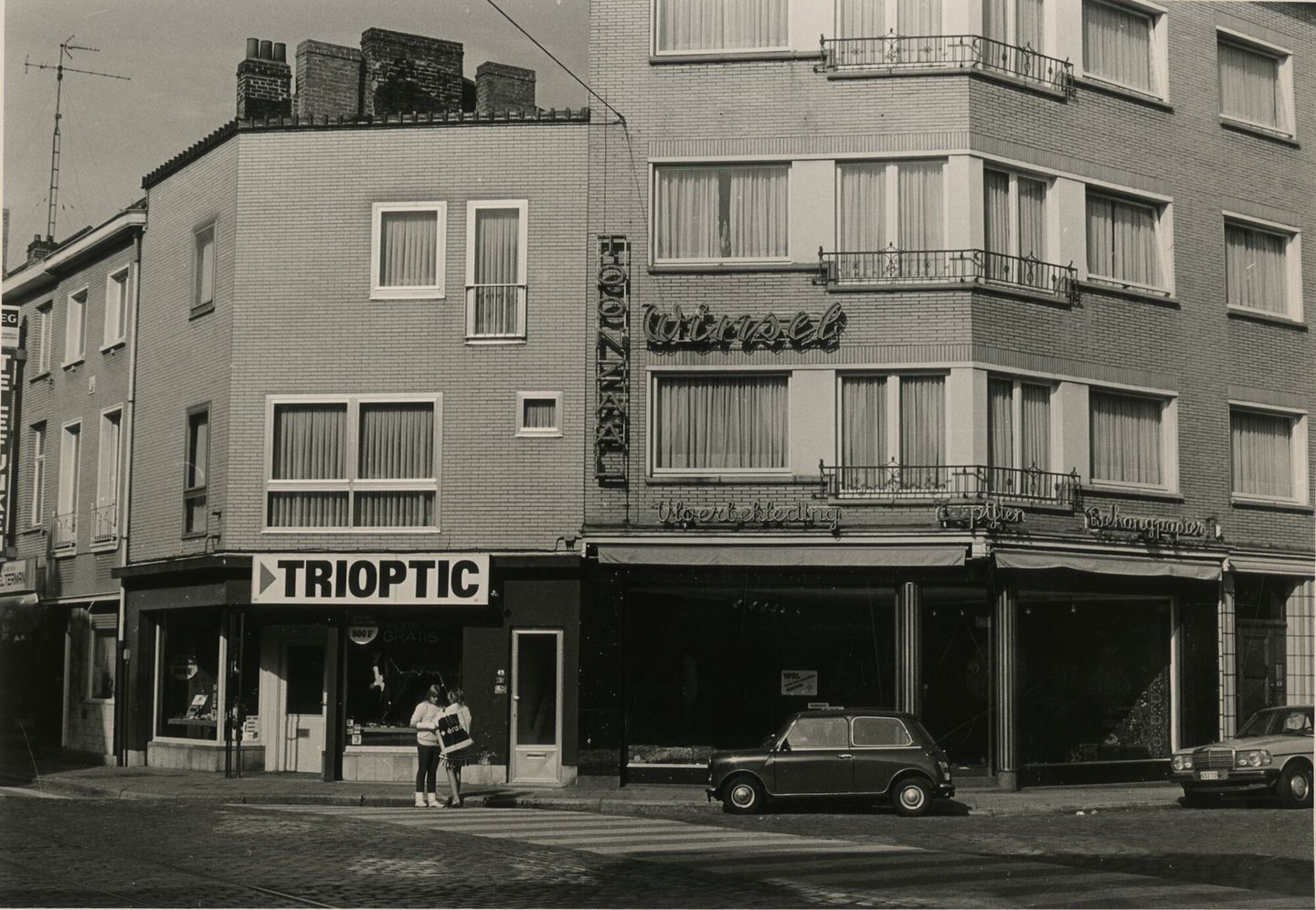 Etalage van optiek Trioptic en Winsel vloerbekleding in Gent Winsel werd in 1875 opgericht door Edouard Winsel. De kleine winkel bood in het begin enkel behangpapier aan. In de jaren tachtig kwamen daar gordijnen, verf en vloerbekleding bij.