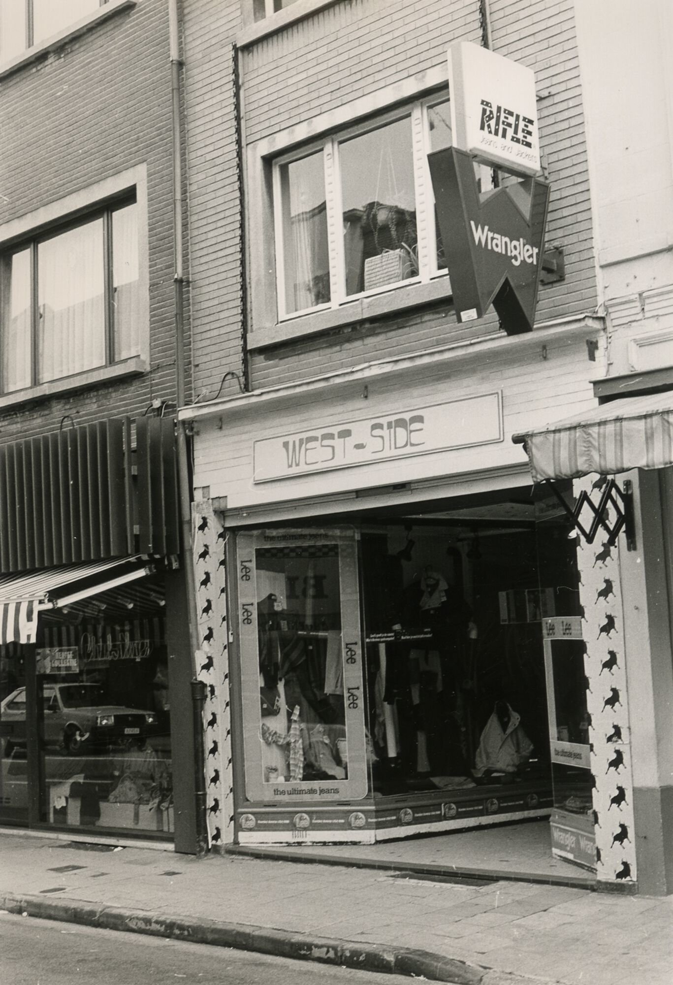 Etalage van kledingwinkel West-Side in Gent