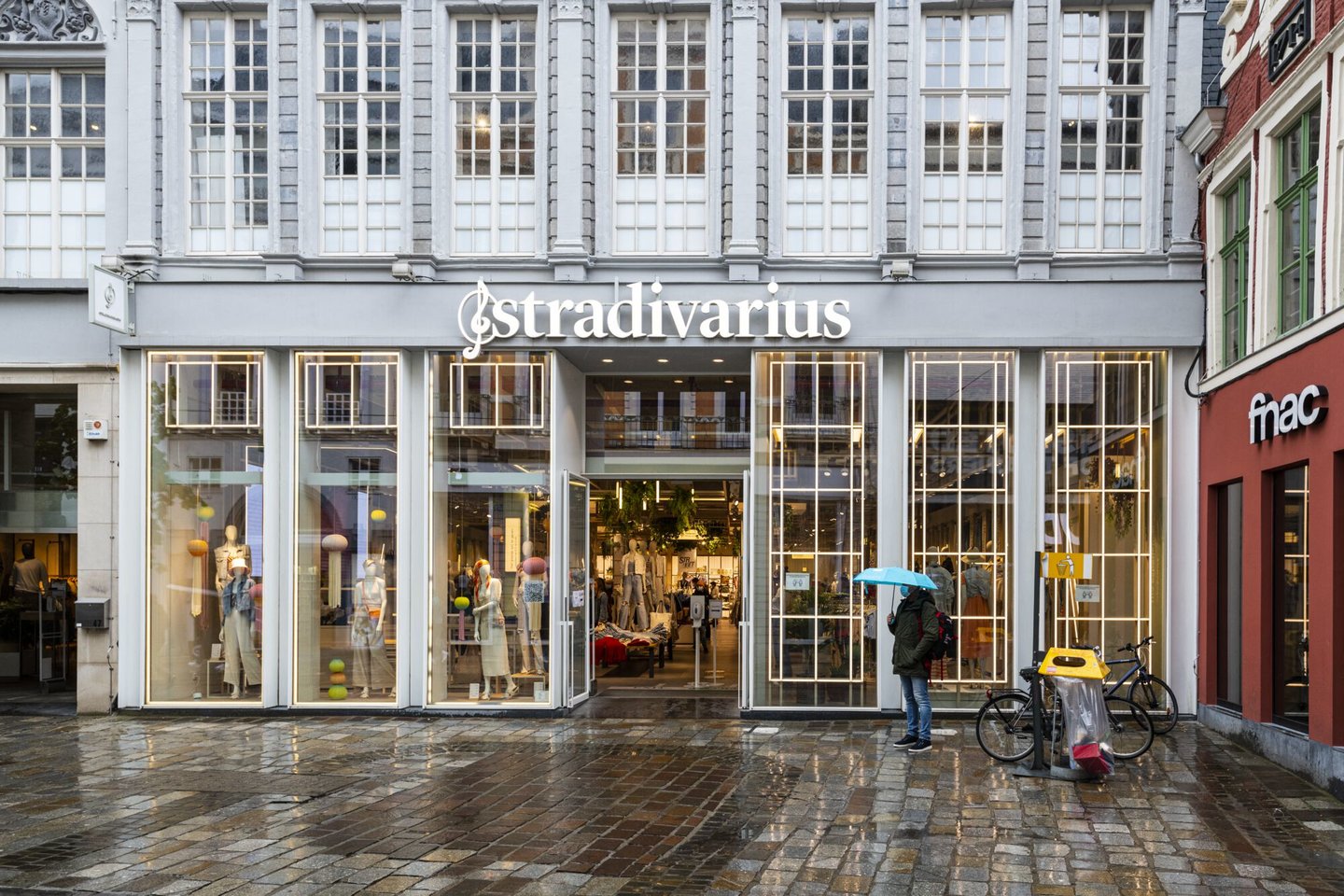 Etalage van kledingwinkel Stradivarius in Gent