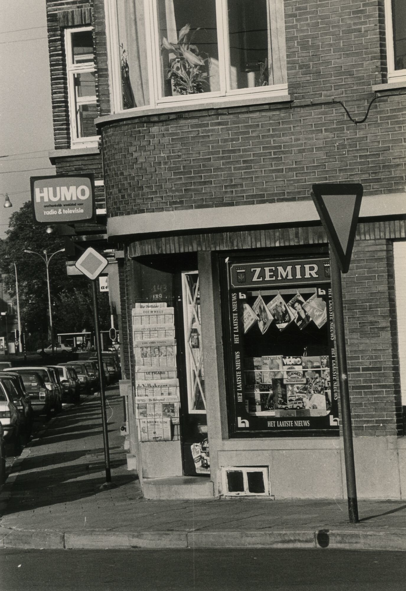 Etalage van een dagbladhandel in Gent