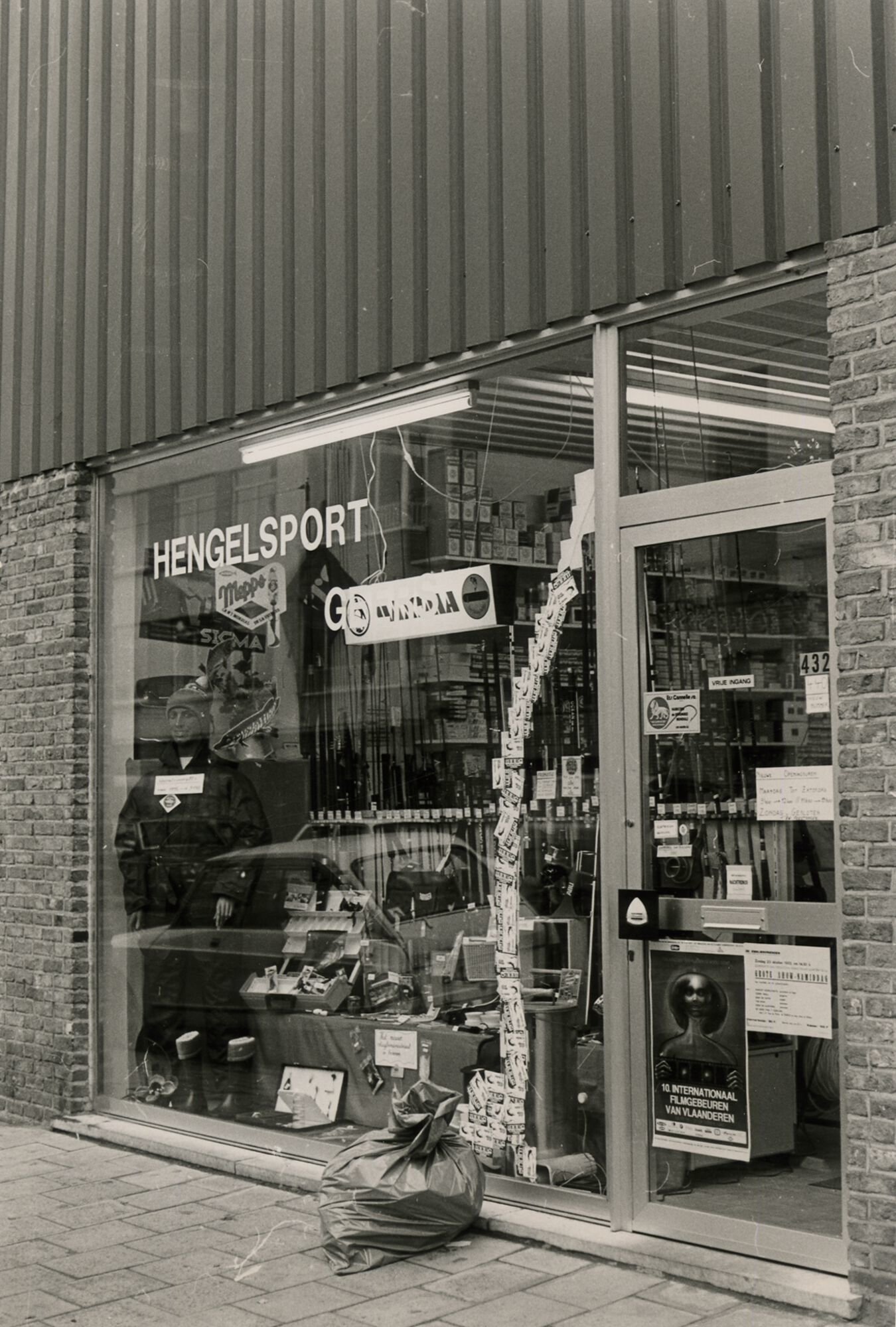 Etalage van een hengelsportwinkel in Gent