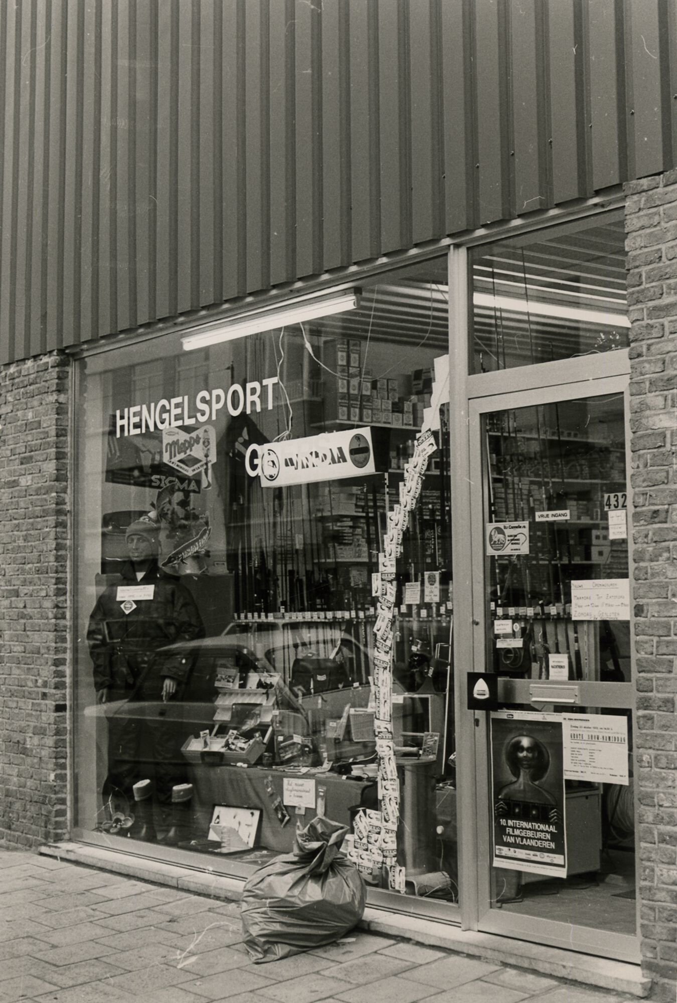 Etalage van een hengelsportwinkel in Gent