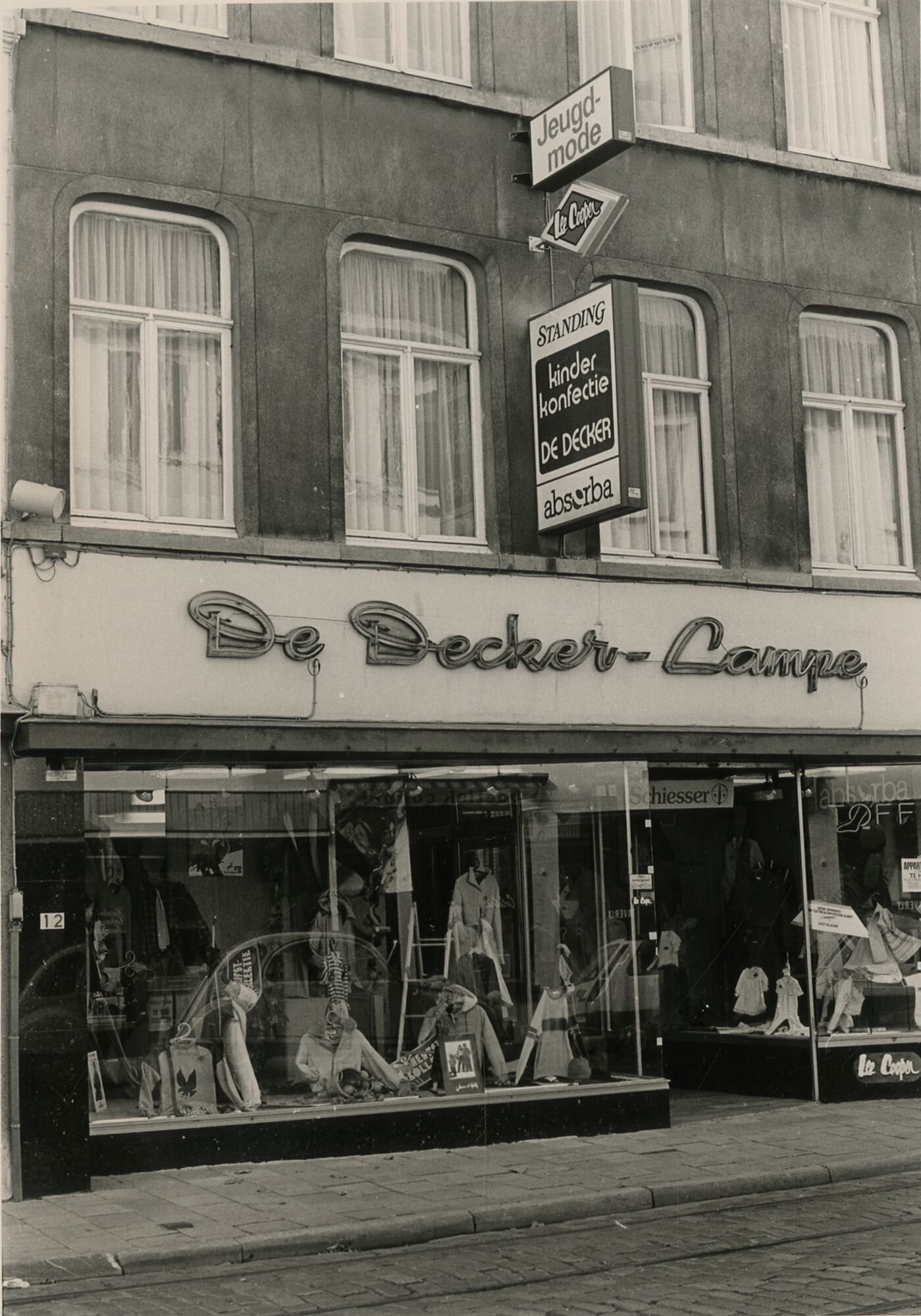 Etalage van kledingwinkel De Decker - Campe in Gent