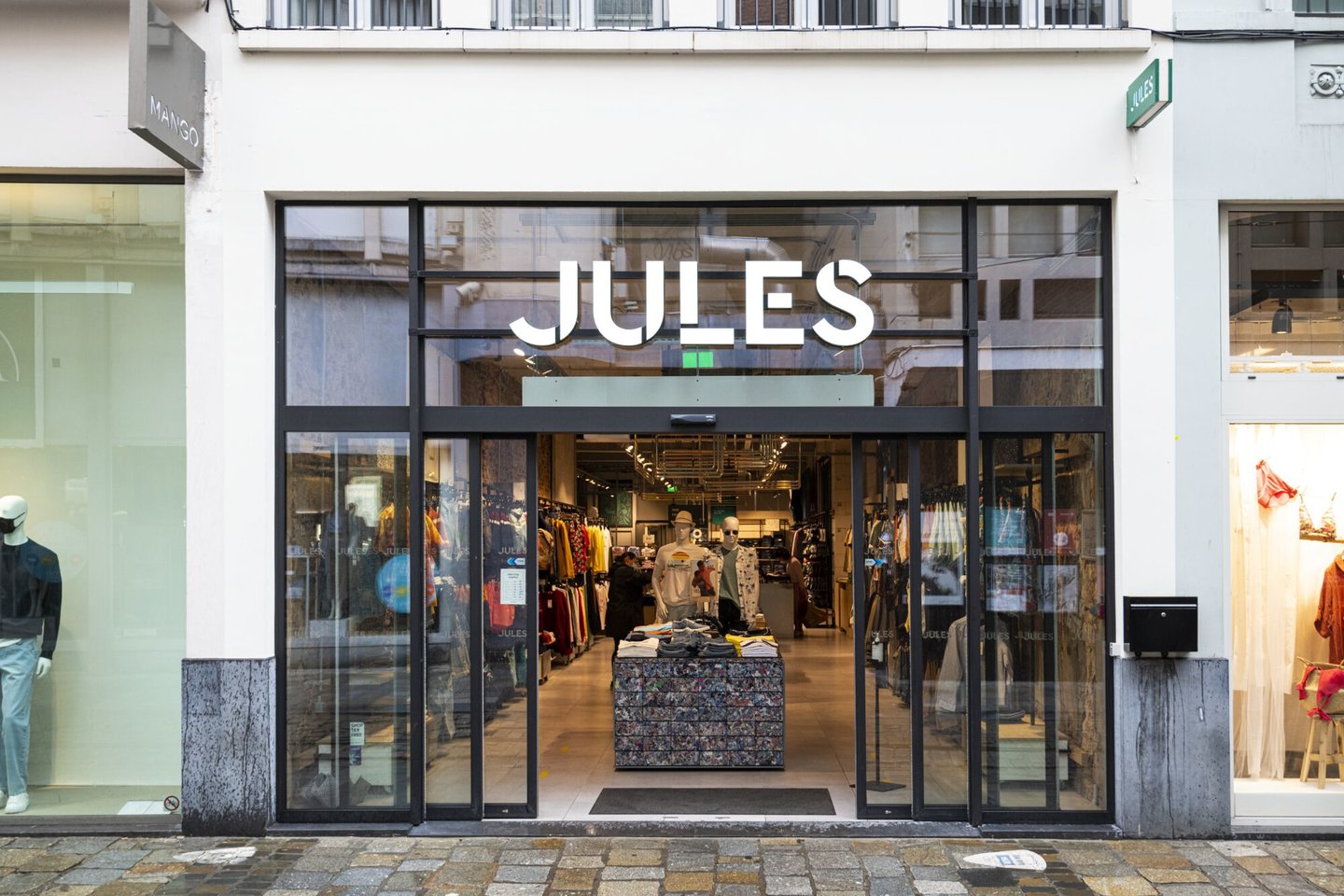 Etalage van kledingwinkel Jules in Gent