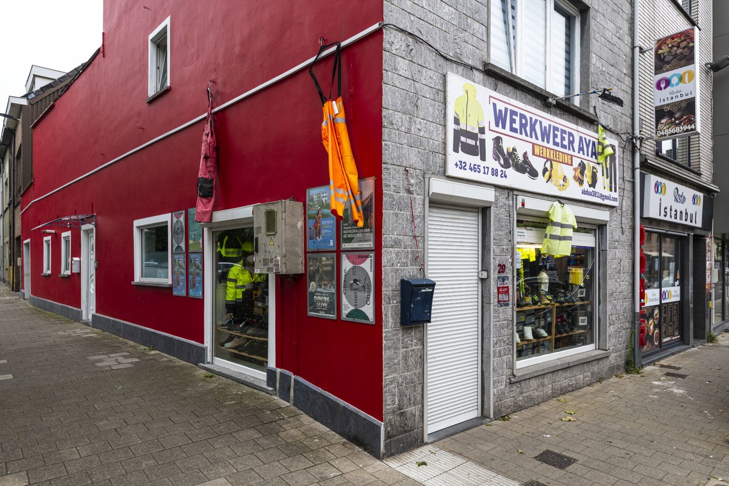 Etalage van Werkweer Aya, een kledingwinkel voor werkkleding in Gent