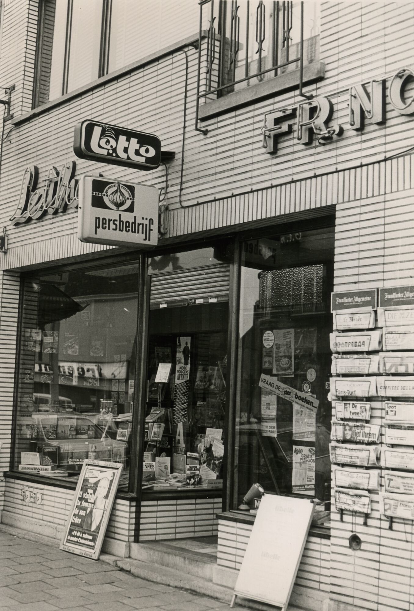 Etalage van dagbladhandel Persbedrijf in Gent