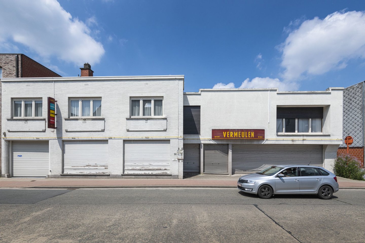 Etalage van een leegstaand handelspand in Zwijnaarde