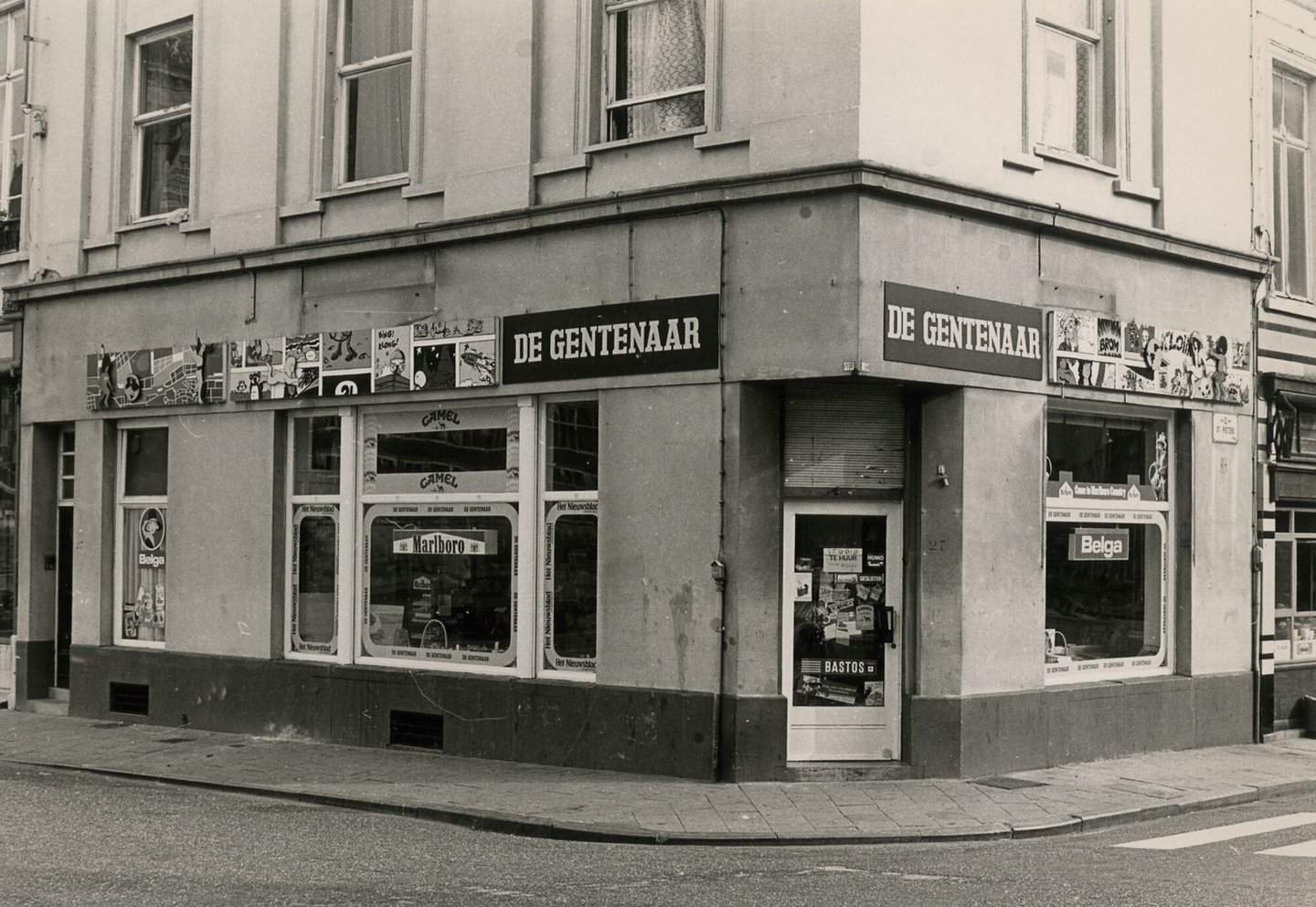 Etalage van een dagbladhandel in Gent