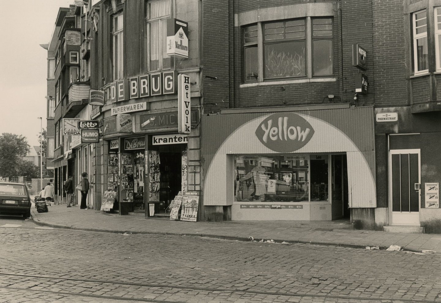 Etalage van dagbladhandel De Brug en kledingwinkel Yellow in Gent