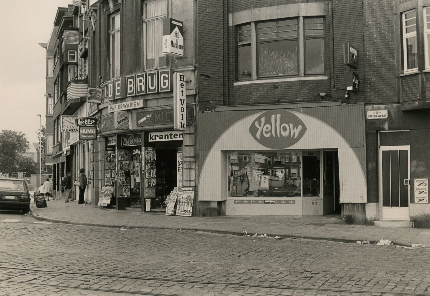 Etalage van dagbladhandel De Brug en kledingwinkel Yellow in Gent