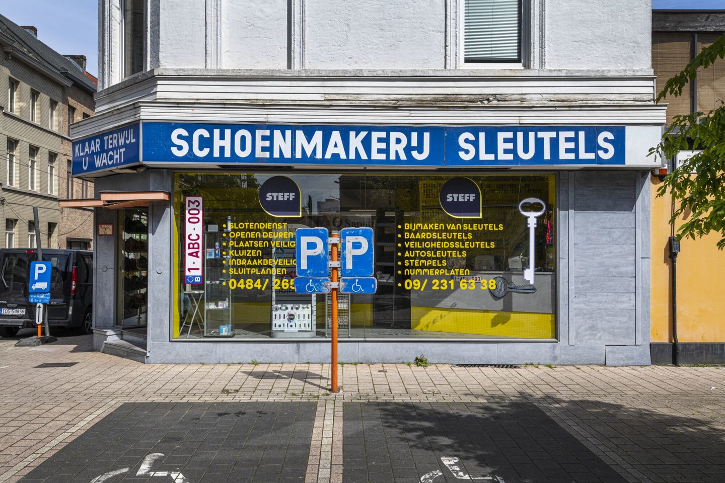 Etalage van sleutel- en schoenmaker Steff in Ledeberg
