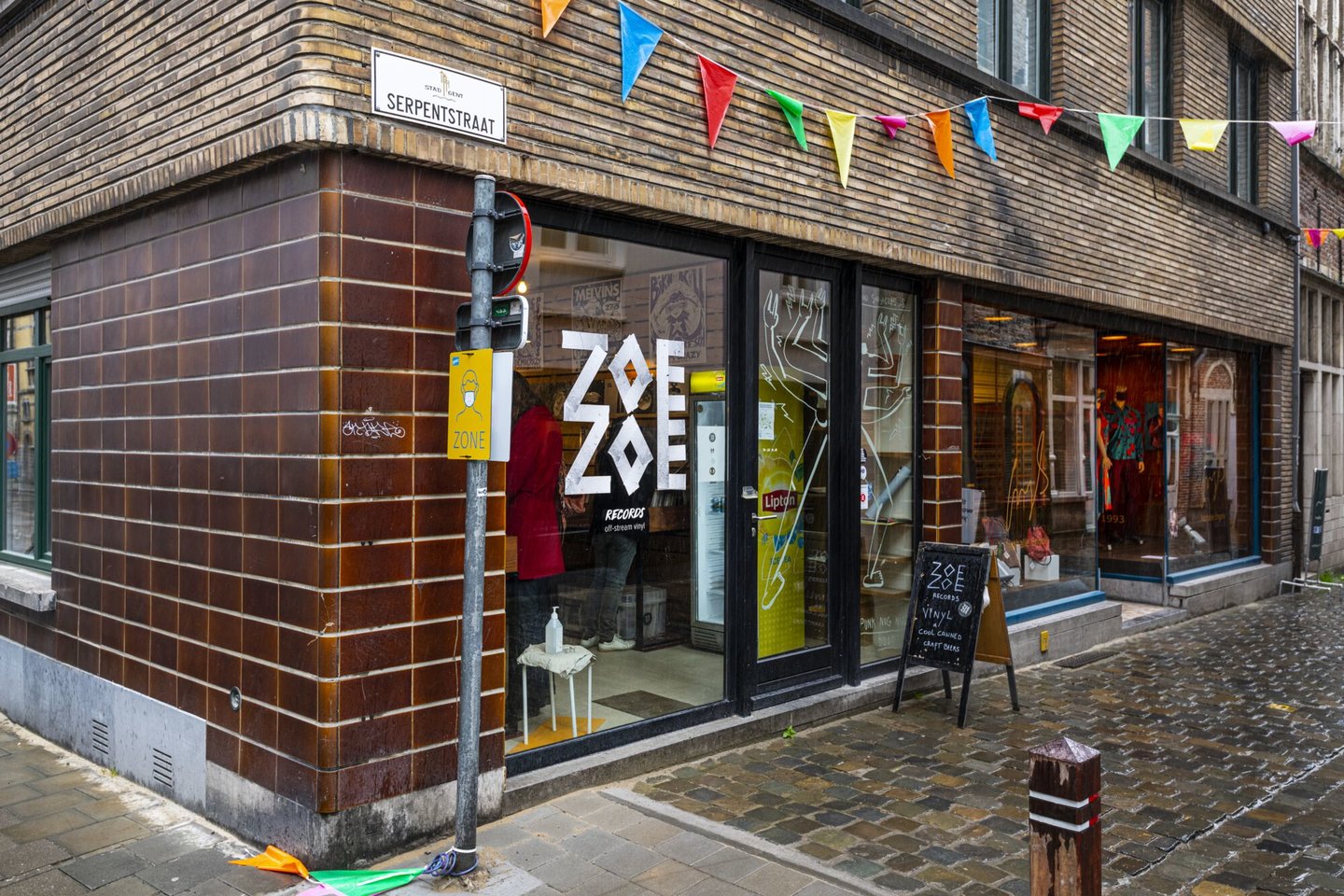 Etalage van platenwinkel ZoeZoe Records in Gent