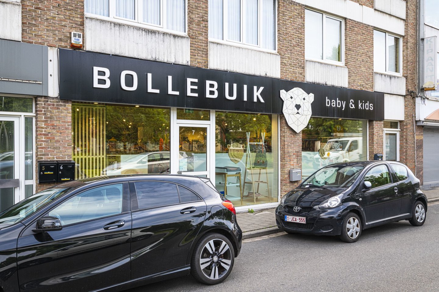 Etalage van kledingwinkel Bollebuik Baby's & Kids in Mariakerke
