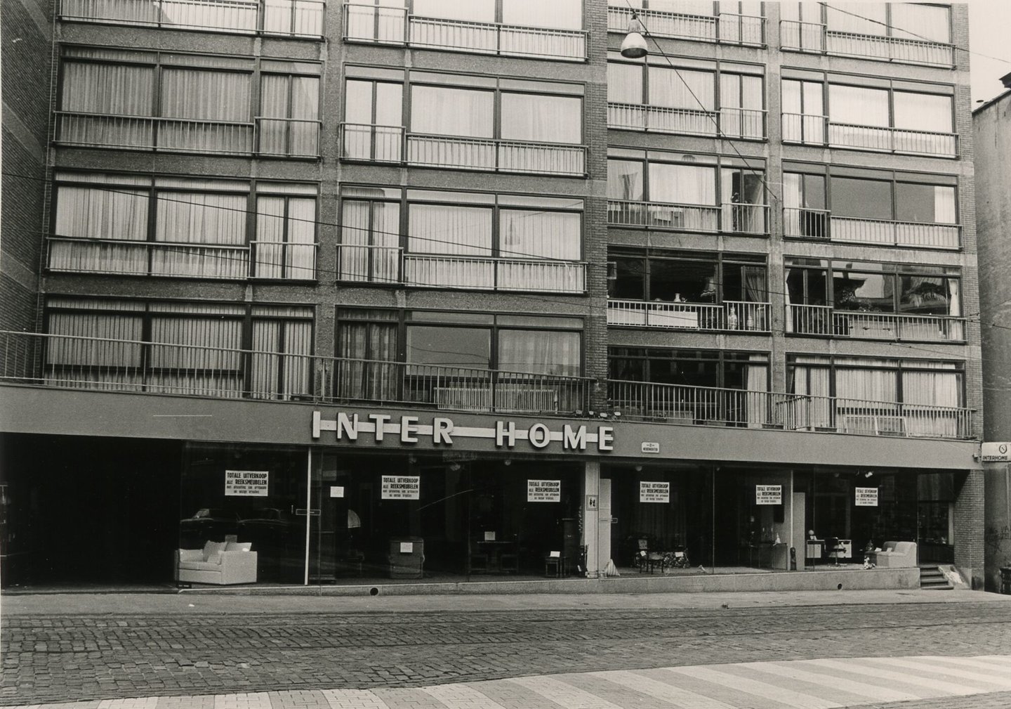 Etalage van meubelwinkel Inter home in Gent