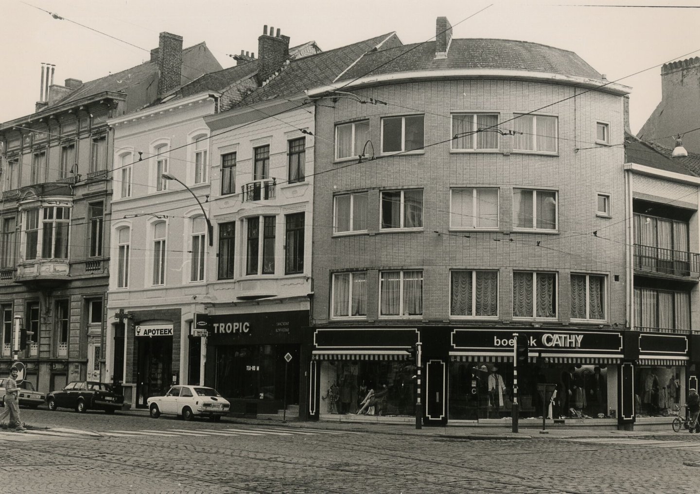 Straatbeeld met kruispunt en gevelrij in Gent
